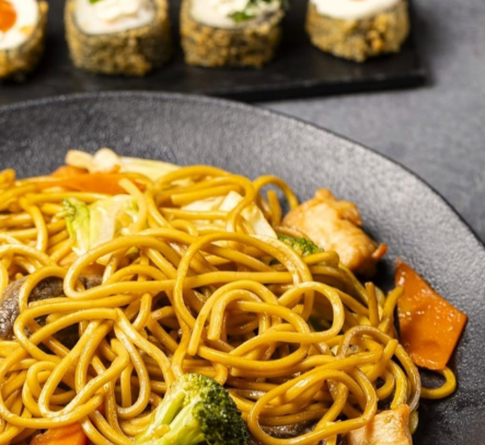 YAKISSOBA E HOTROLL