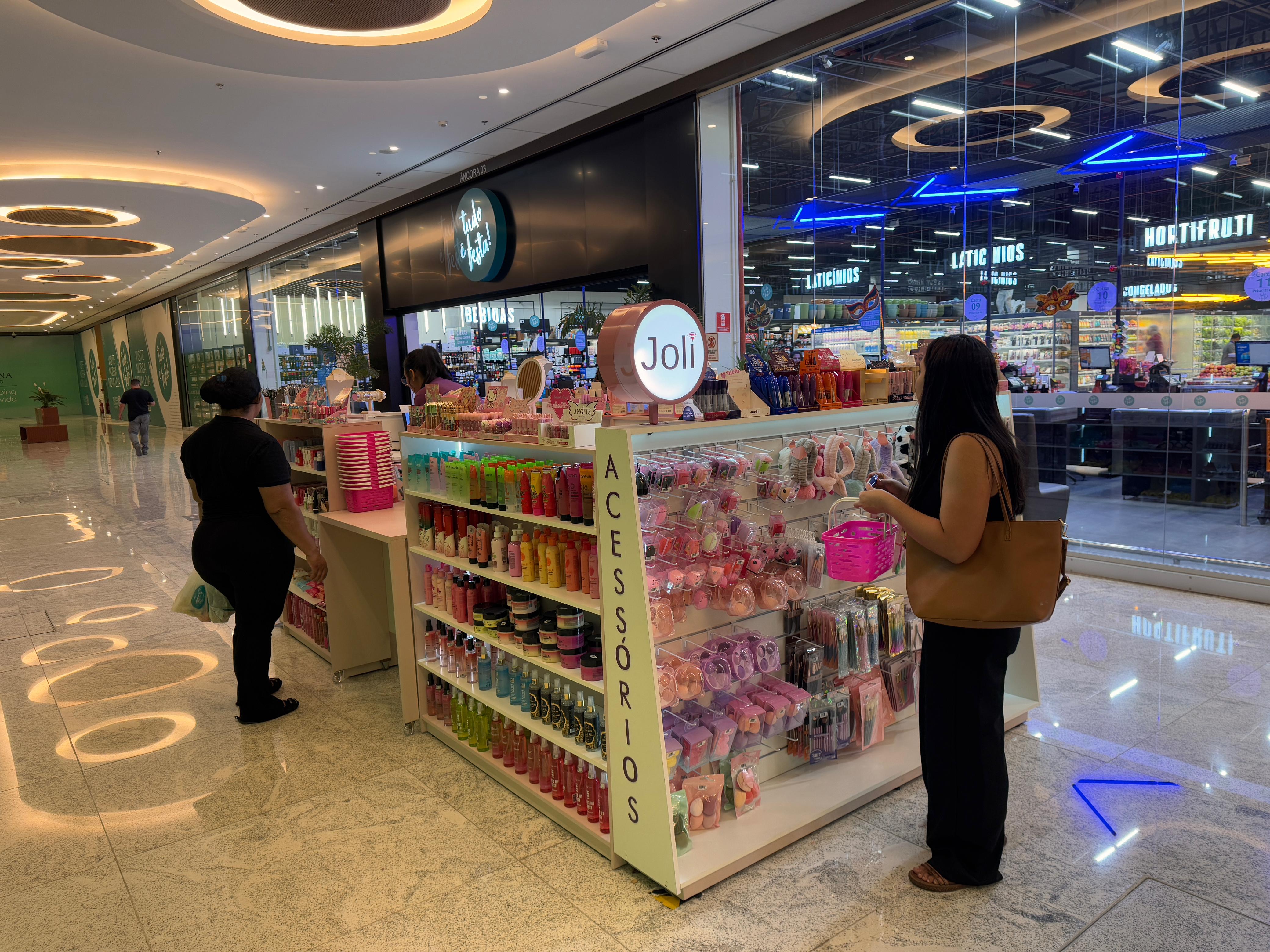 Joli inaugura quiosque de maquiagem no Teresina Shopping