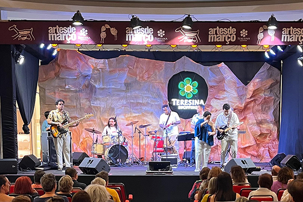 Artes de Março 2026: Banda Alquimia homenageia Maria Bethânia em apresentação musical