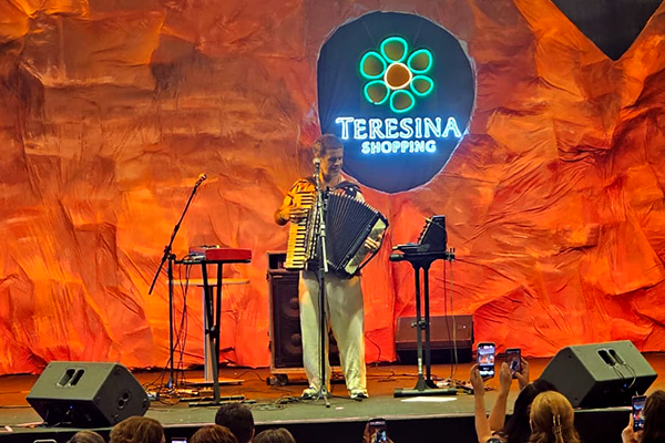 Jeneci emociona público e transforma o Teresina Shopping em palco de poesia 