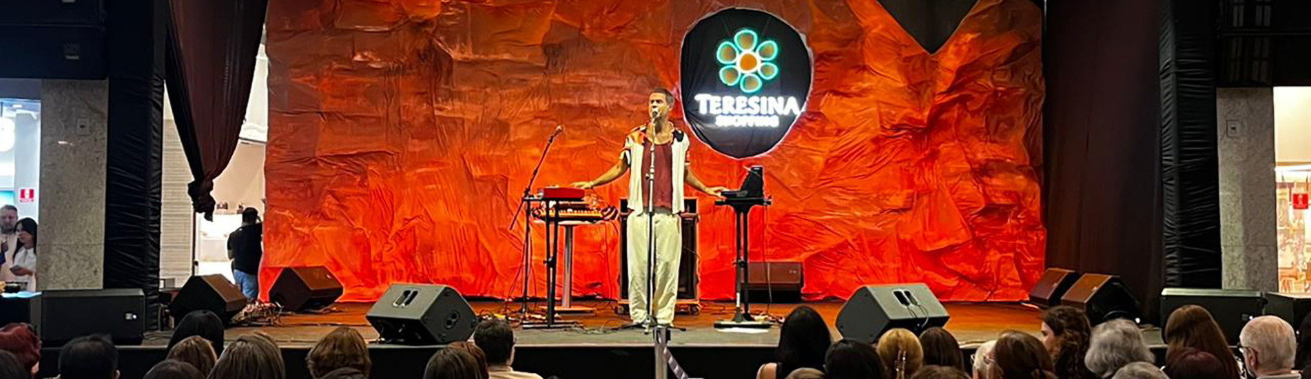 Jeneci emociona público e transforma o Teresina Shopping em palco de poesia 