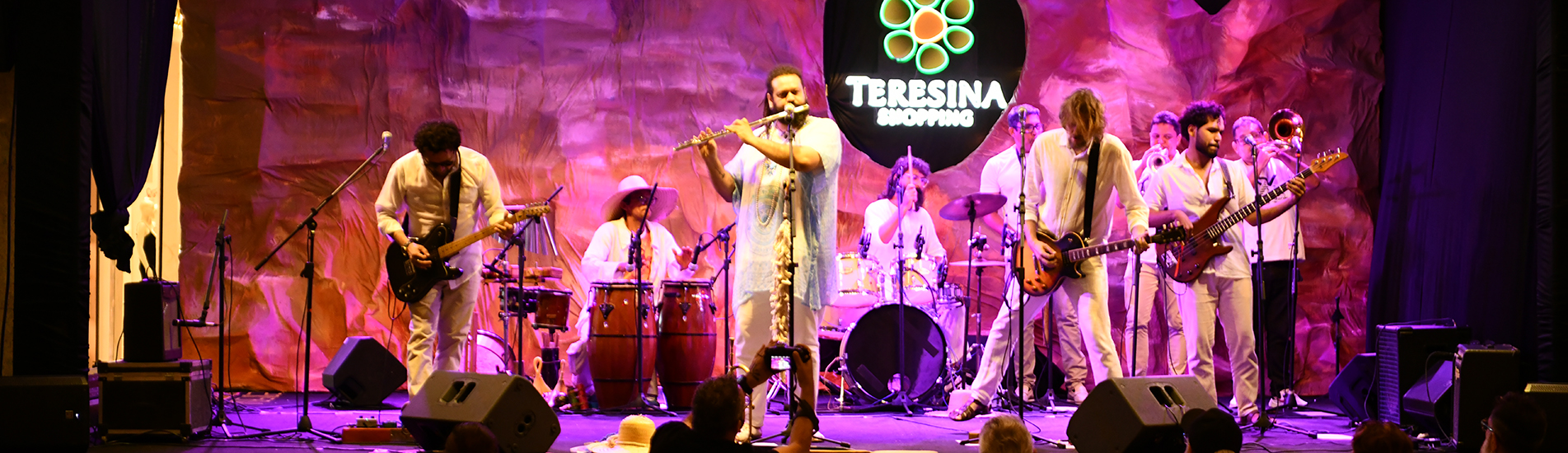 Artes de Março: Banda Navegantes agita a noite do evento com um show repleto de brasilidades e música popular