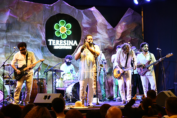 Artes de Março: Banda Navegantes agita a noite do evento com um show repleto de brasilidades e música popular