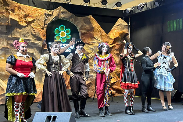 Com mensagem sobre o tempo, espetáculo teatral envolve público no Artes de Março