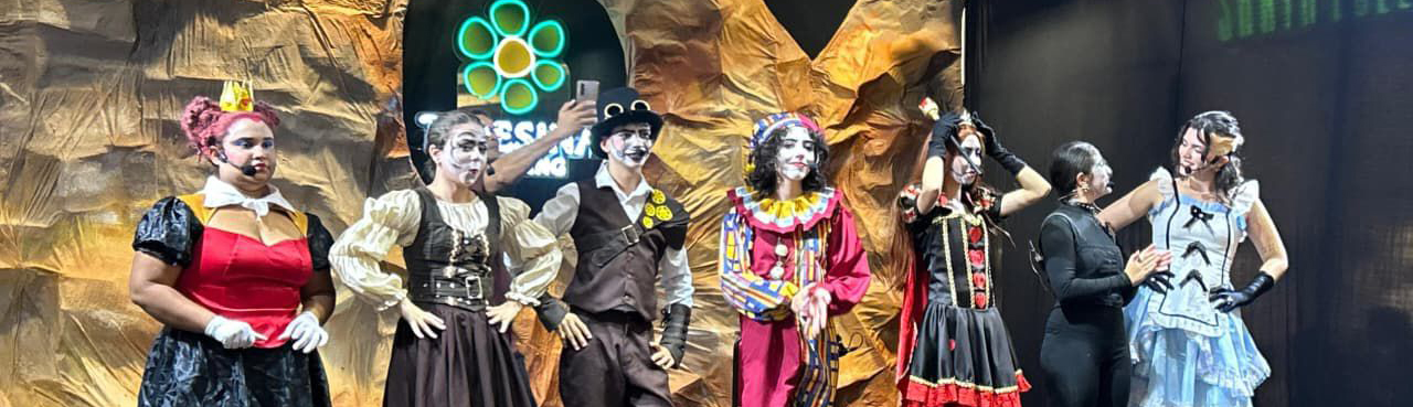 Com mensagem sobre o tempo, espetáculo teatral envolve público no Artes de Março